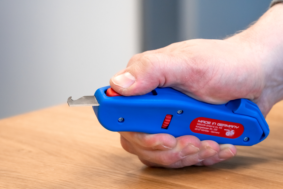 Cable Stripper No. S 4 - 28 | Completely ergonomic & fully insulated I working range 4 - 28 mm Ø